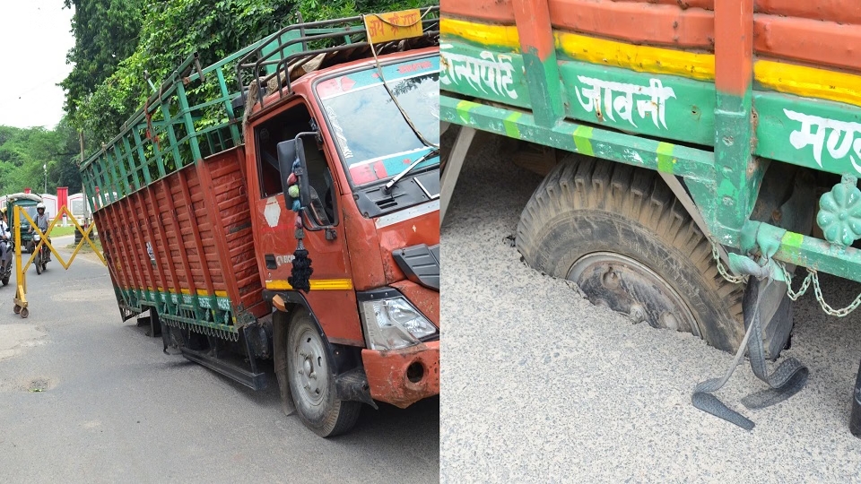 फोटो परिचय- सड़क धंसने में फंसा ट्रक।