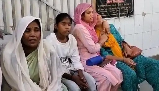 फोटो परिचय-विलाप करते हुए मृतक शिक्षक के परिजन।