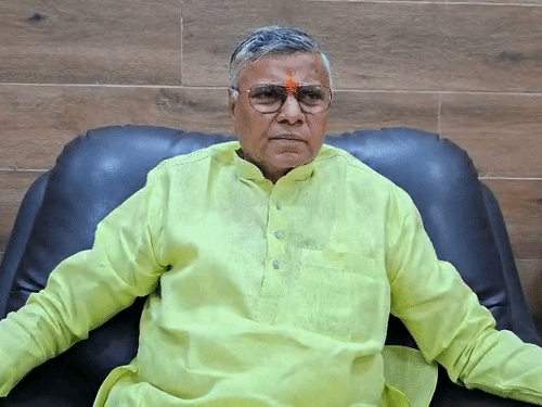 फोटो परिचय- धर्मवीर प्रजापति वार्ता करते हुए।