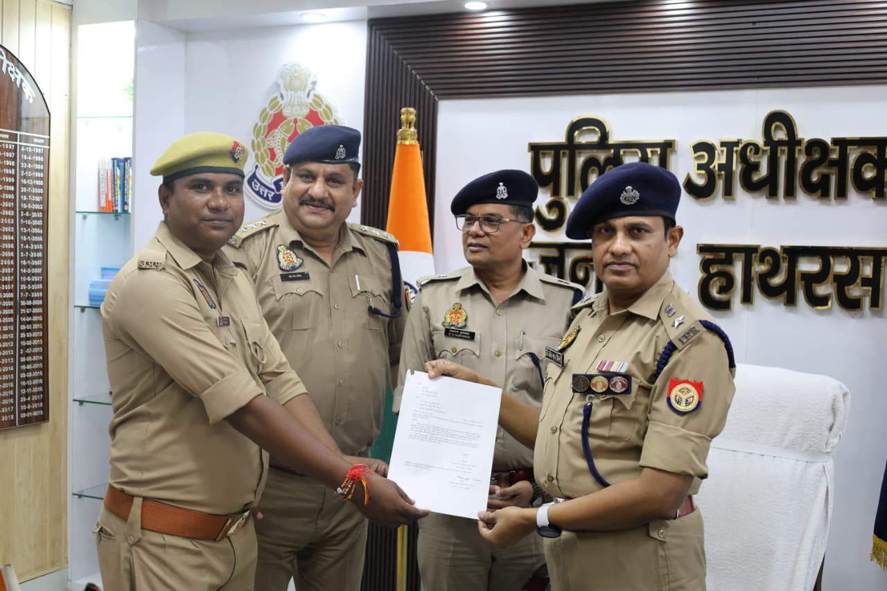 फोटो -आरक्षी राजकुमार को सम्मानित करते पुलिस अधीक्षक
