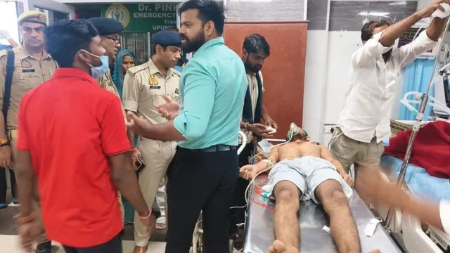 फोटो परिचय-- सैफई में घायल युवक को देखने पहुचे एसपी ग्रामीण अभिषेक तिवारी।
