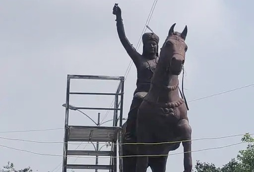 फोटो परिचय- जेल चौराहे पर लगी अवन्तीवाई की मूर्ति।