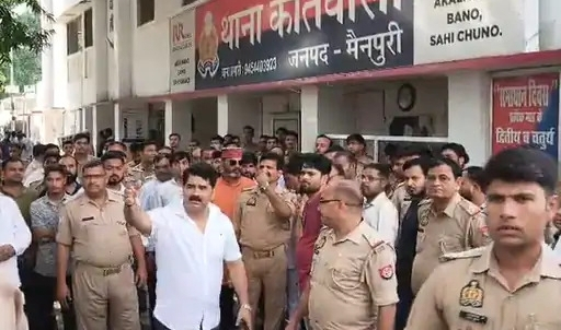 फोटो परिचय-कोतवाली में किशन दुबे की गिरफ्तारी का विरोध करते समर्थक।