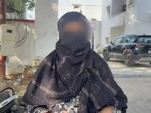 फोटो परिचय-शिकायत करने पहुंची युवती।
