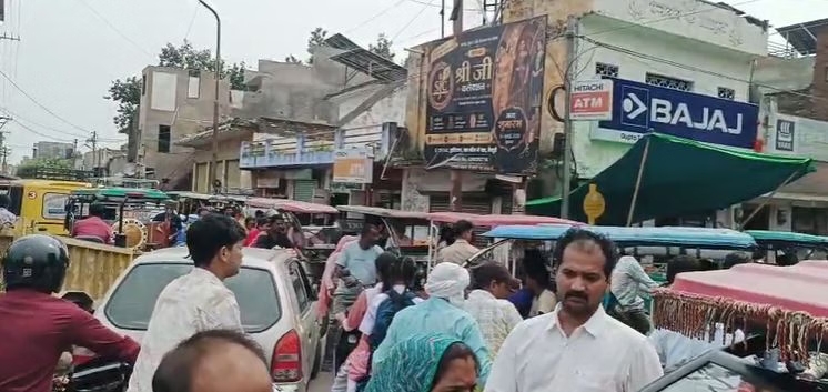 फोटो परिचय-आश्रम रोड पर लगे जाम में फंसे वाहन।
