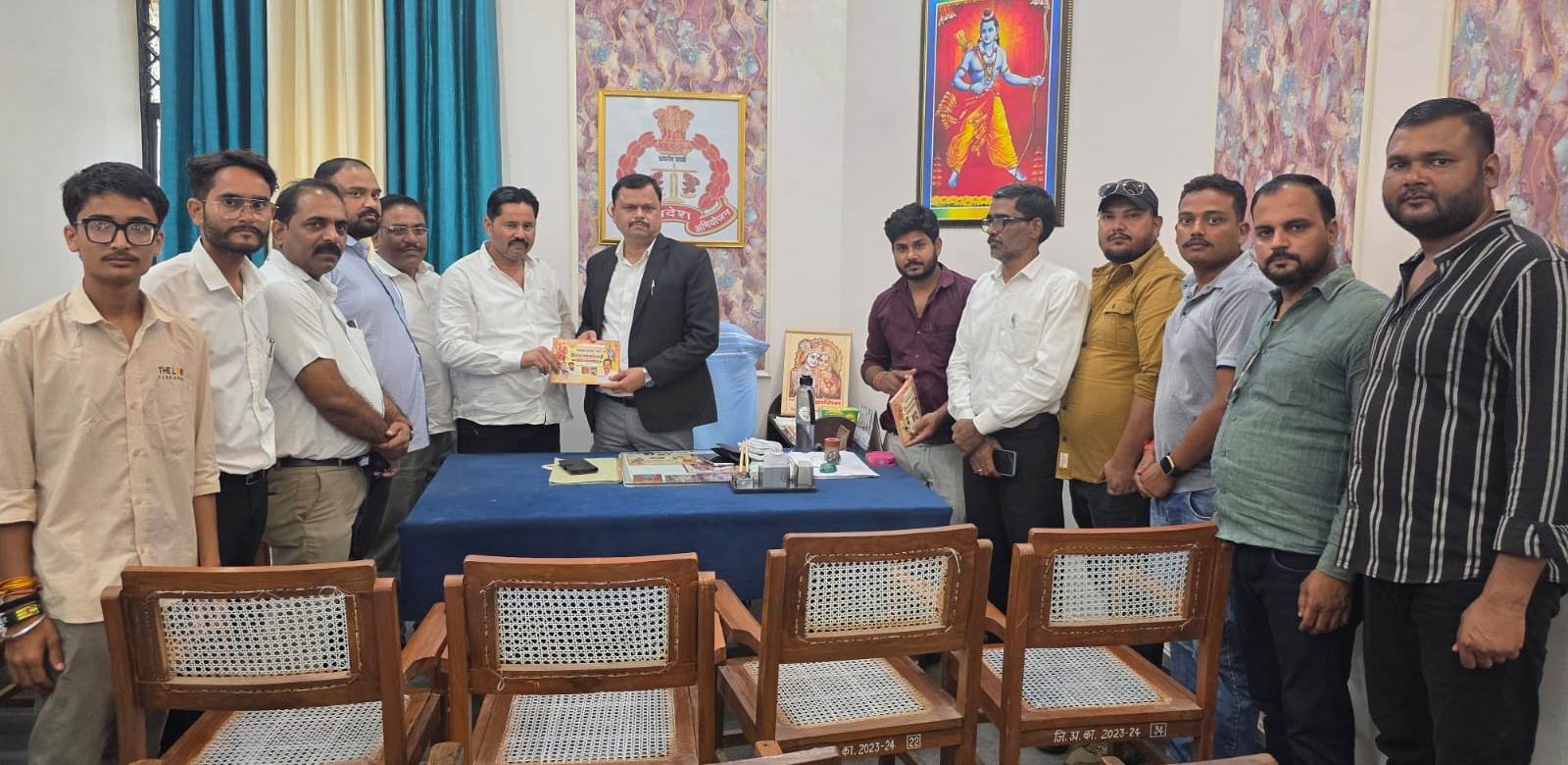 फोटो परिचय-अधिवक्ताओं से संपर्क करते कमेटी पदाधिकारी।