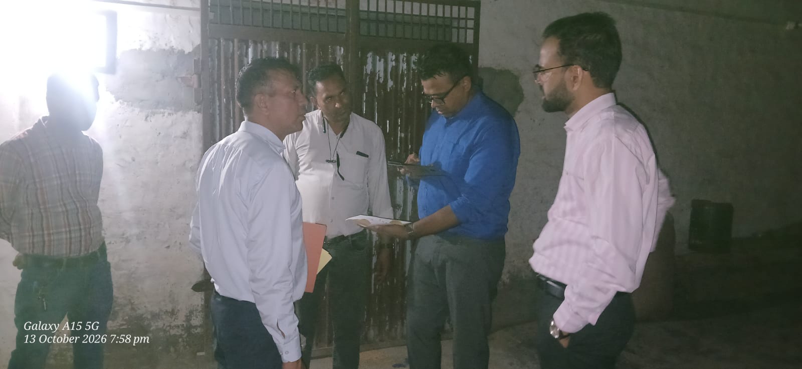फोटो -मौके पर मौजूद एसडीएम और पूर्ति निरीक्षक