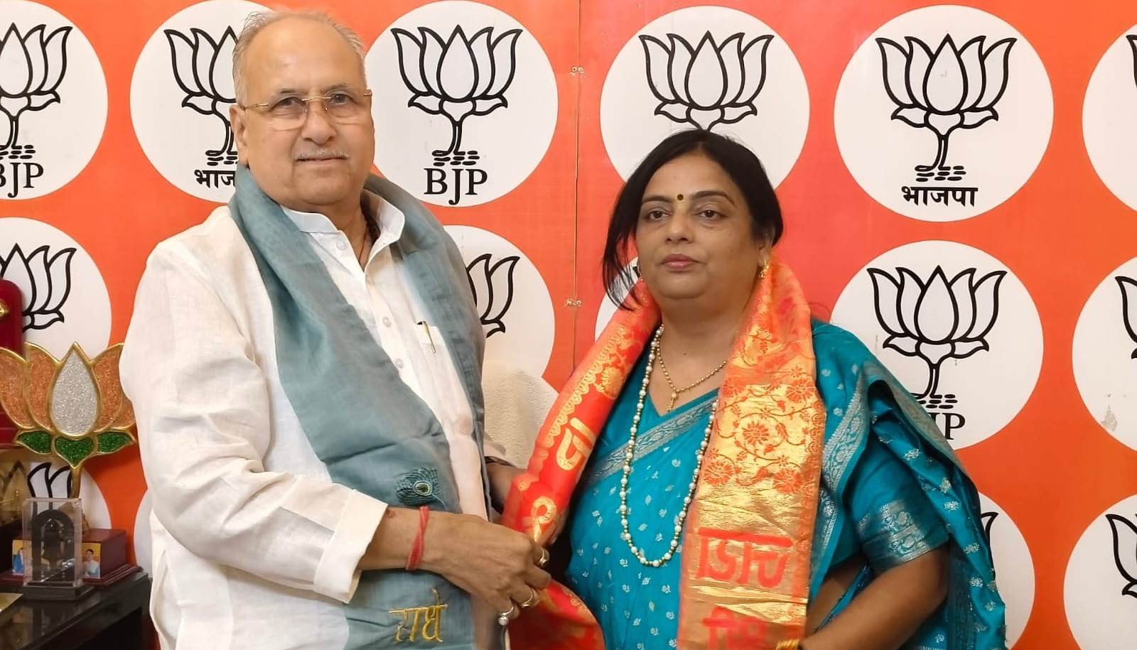 फोटो परिचय- स्वागत करते विधायक रामनरेश अग्निहोत्री।