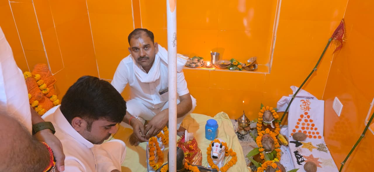 फोटो परिचय-किशनी में शिव परिवार की प्रतिष्ठा करते पूर्व सांसद तेजप्रताप यादव।