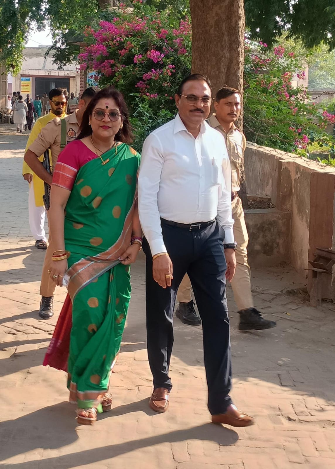 फोटो - मतदान कर वापस आती पालिकाध्यक्ष श्वेता दिवाकर व पूर्व सांसद राजेश दिवाकर