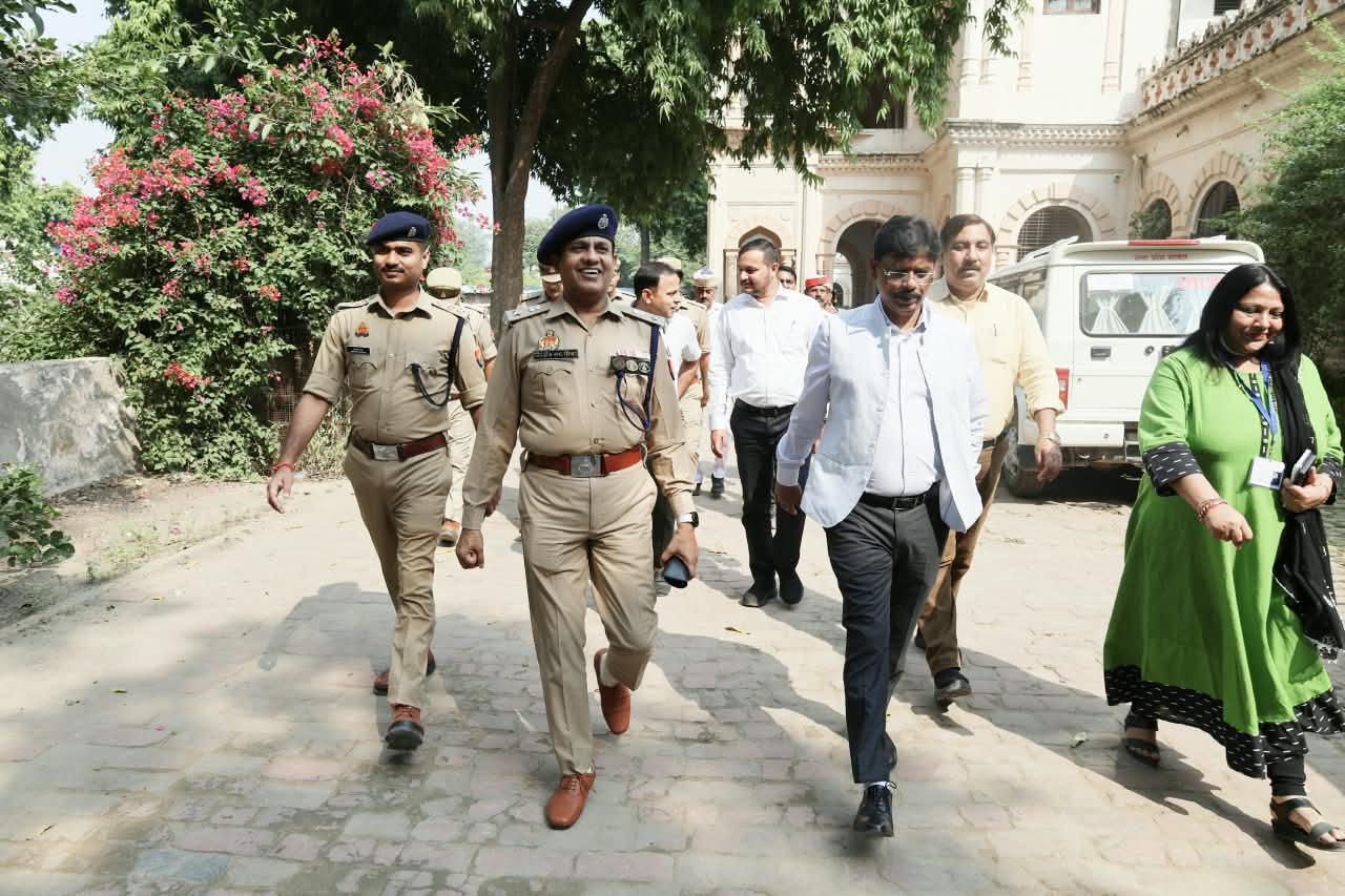 फोटो -मतदान केंद्र का निरीक्षण करते जिला निर्वाचन अधिकारी सत्यप्रकाश पटेल व पुलिस अधीक्षक चिरंजीव नाथ सिन्हा