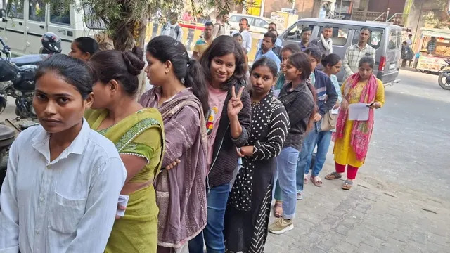 फोटो परिचय-परीक्षा केंद्र में प्रवेश करते हुए परीक्षार्थी।