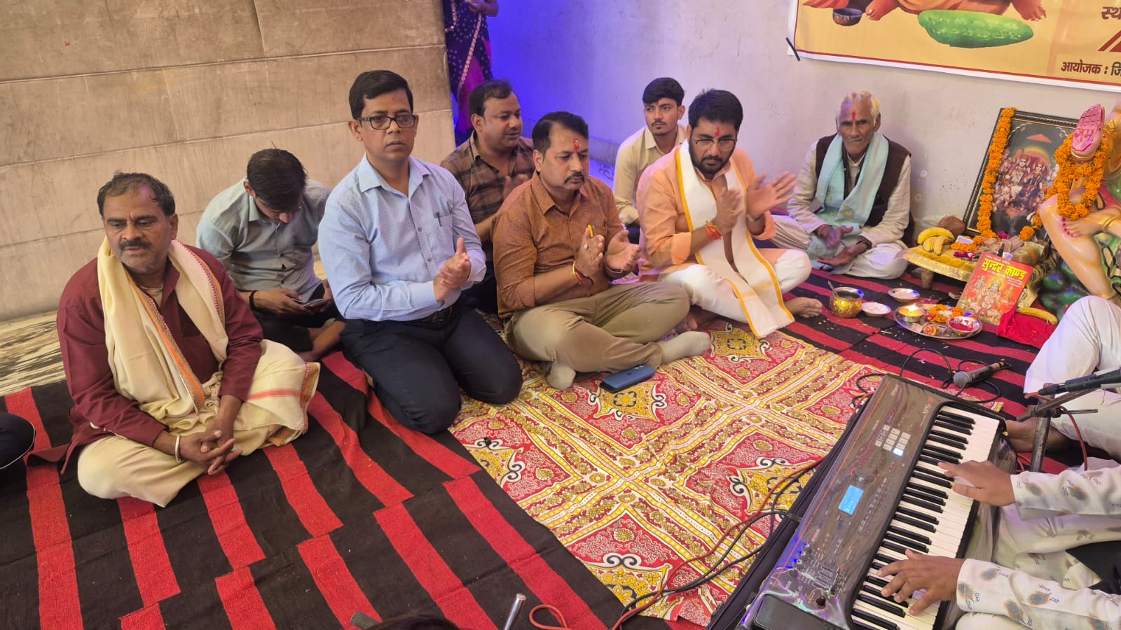 फोटो - महर्षि वाल्मीकि जयंती पर सुंदरकांड में उपस्थित भाजपा जिलाध्यक्ष कृष्णपाल सिंह सहायक निदेशक सूचना संदीप कुमार और क्षेत्रीय पर्यटन अधिकारी अनुपम श्रीवास्तव