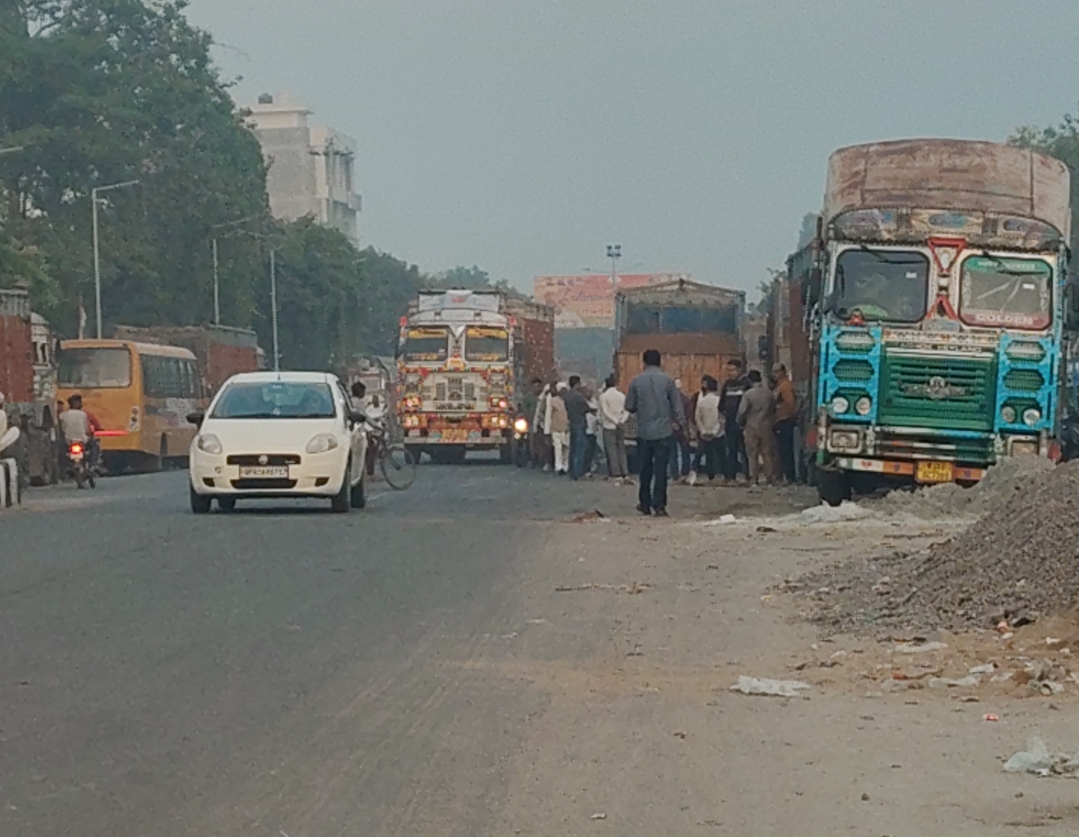 फोटो- बन्नादेवी थाने के सामने खड़े भारी वाहन