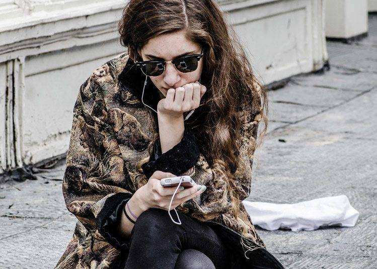 texting while dating