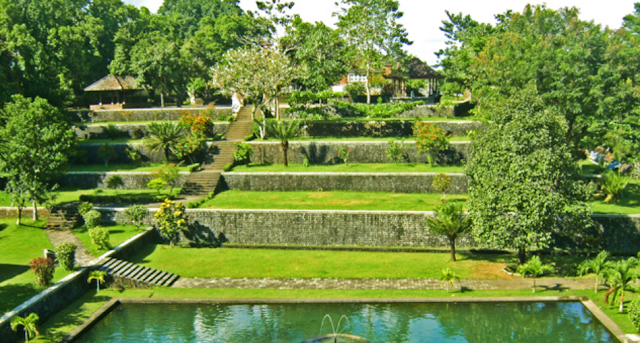 Tempat wisata di lombok taman Narmada