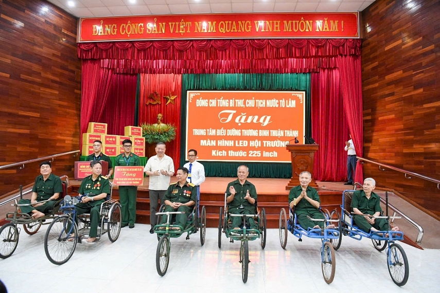 Tổng Bí thư, Chủ tịch nước Tô Lâm thăm và tặng quà thương binh, bệnh binh tại Bắc Ninh