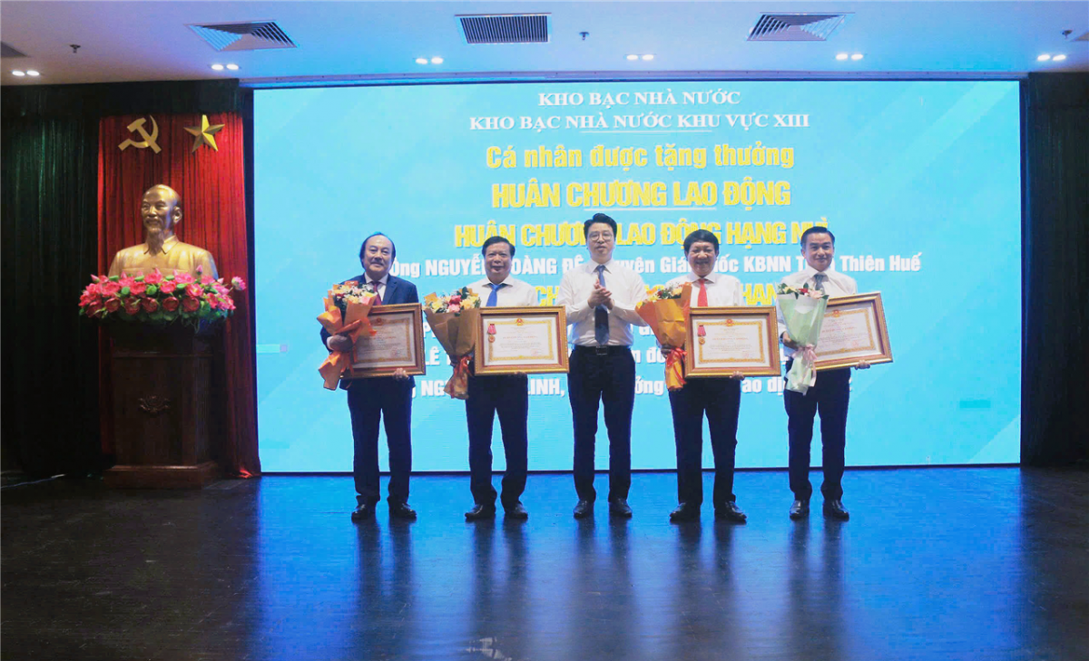 Giám đốc KBNN Trần Quân trao Huân chương Lao động hạng Nhì và Ba cho các cá nhân xuất sắc của KBNN khu vực XIII, thừa ủy quyền của Chủ tịch nước Giám đốc KBNN Trần Quân trao Huân chương Lao động hạng Nhì và Ba cho các cá nhân xuất sắc của KBNN khu vực XIII, thừa ủy quyền của Chủ tịch nước