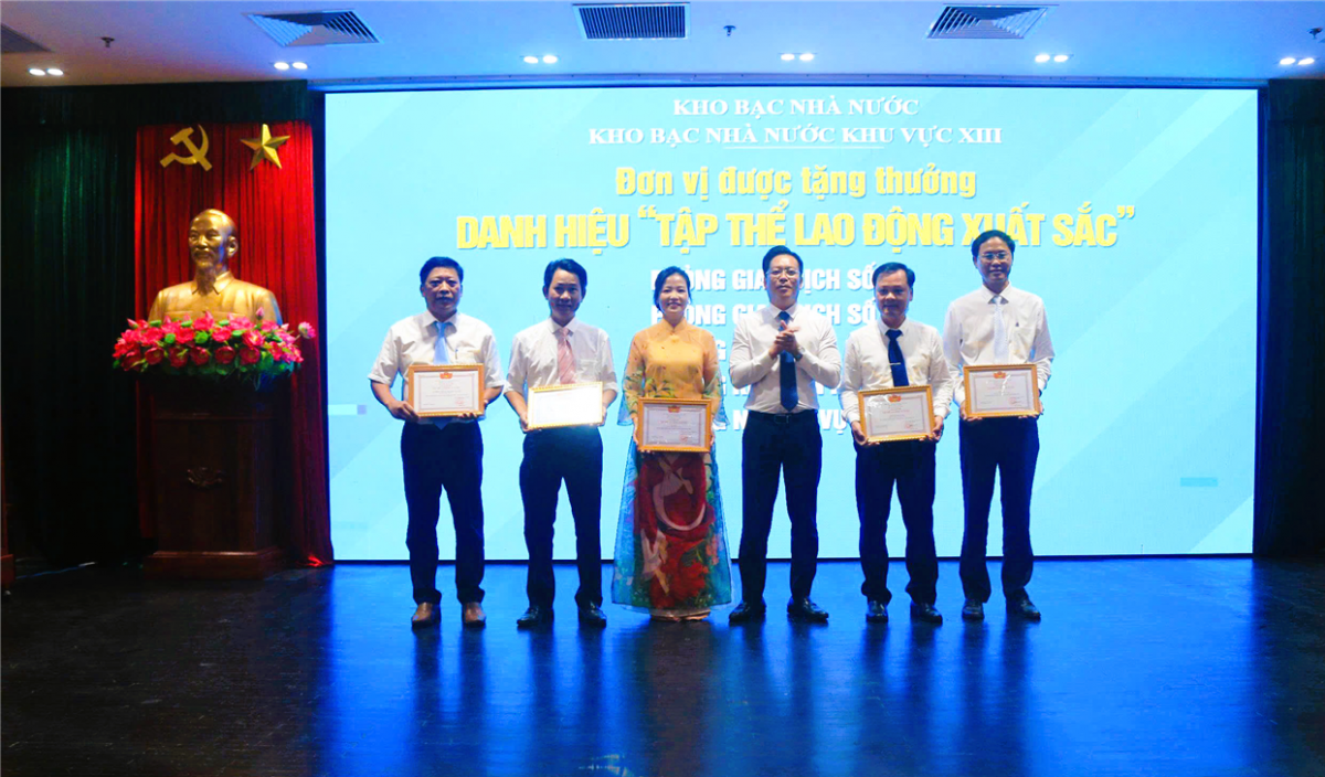 Giám đốc KBNN khu vực XIII Lê Trần Anh Tuấn trao tặng danh hiệu Tập thể lao động xuất sắc năm 2025 cho các phòng chuyên môn trực thuộc Giám đốc KBNN khu vực XIII Lê Trần Anh Tuấn trao tặng danh hiệu Tập thể lao động xuất sắc năm 2025 cho các phòng chuyên môn trực thuộc