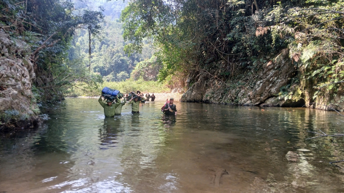 Cán bộ Hạt kiểm lâm liên xã Khu vực 2, Chi cục Kiểm lâm TP Đà Nẵng băng rừng vượt suối tuần tra bảo vệ rừng Cán bộ Hạt kiểm lâm liên xã Khu vực 2, Chi cục Kiểm lâm TP Đà Nẵng băng rừng vượt suối tuần tra bảo vệ rừng