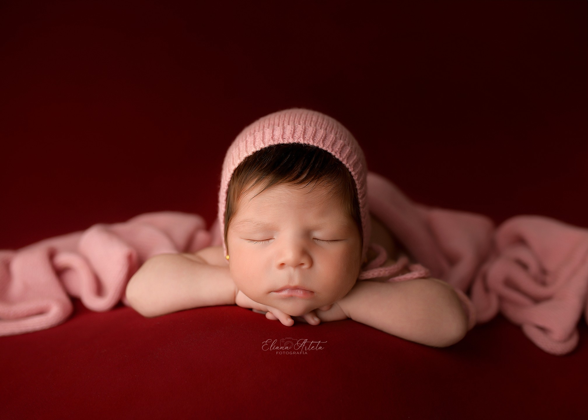Estudio de fotografía infantil con iluminación suave y ambiente cálido