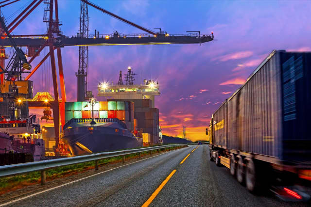 Von Shanghai nach Long Beach mit beschleunigtem LKW-Transport in den gesamten USA – Crane Worldwide Logistics