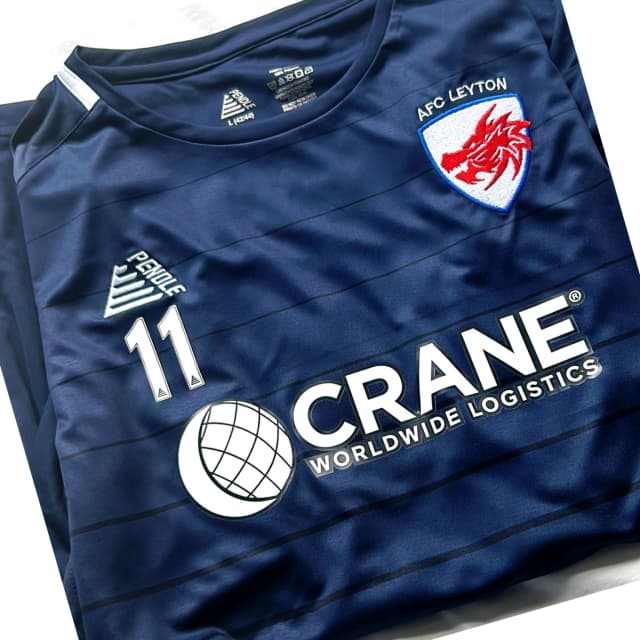 Crane Worldwide Logistics 브랜드가 새겨진 AFC 레이튼 축구 유니폼
