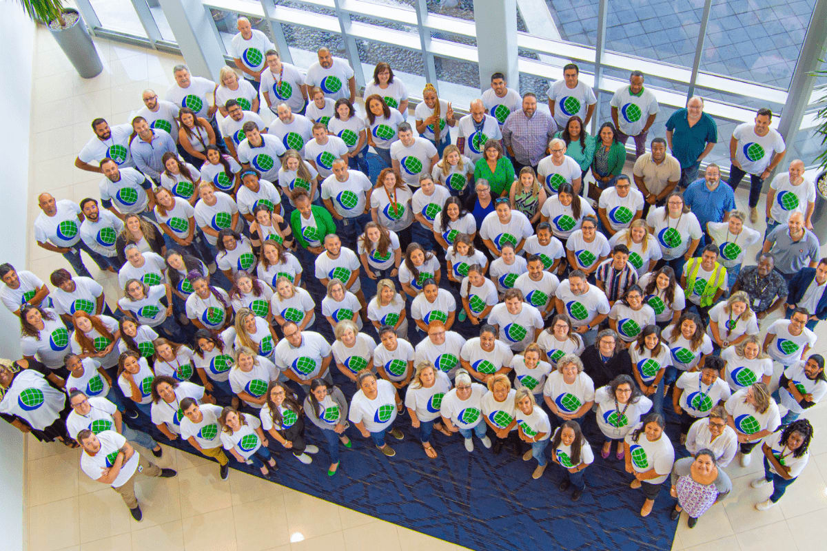 Los empleados de Crane Worldwide Logistics se reunieron para una foto de equipo de la empresa.