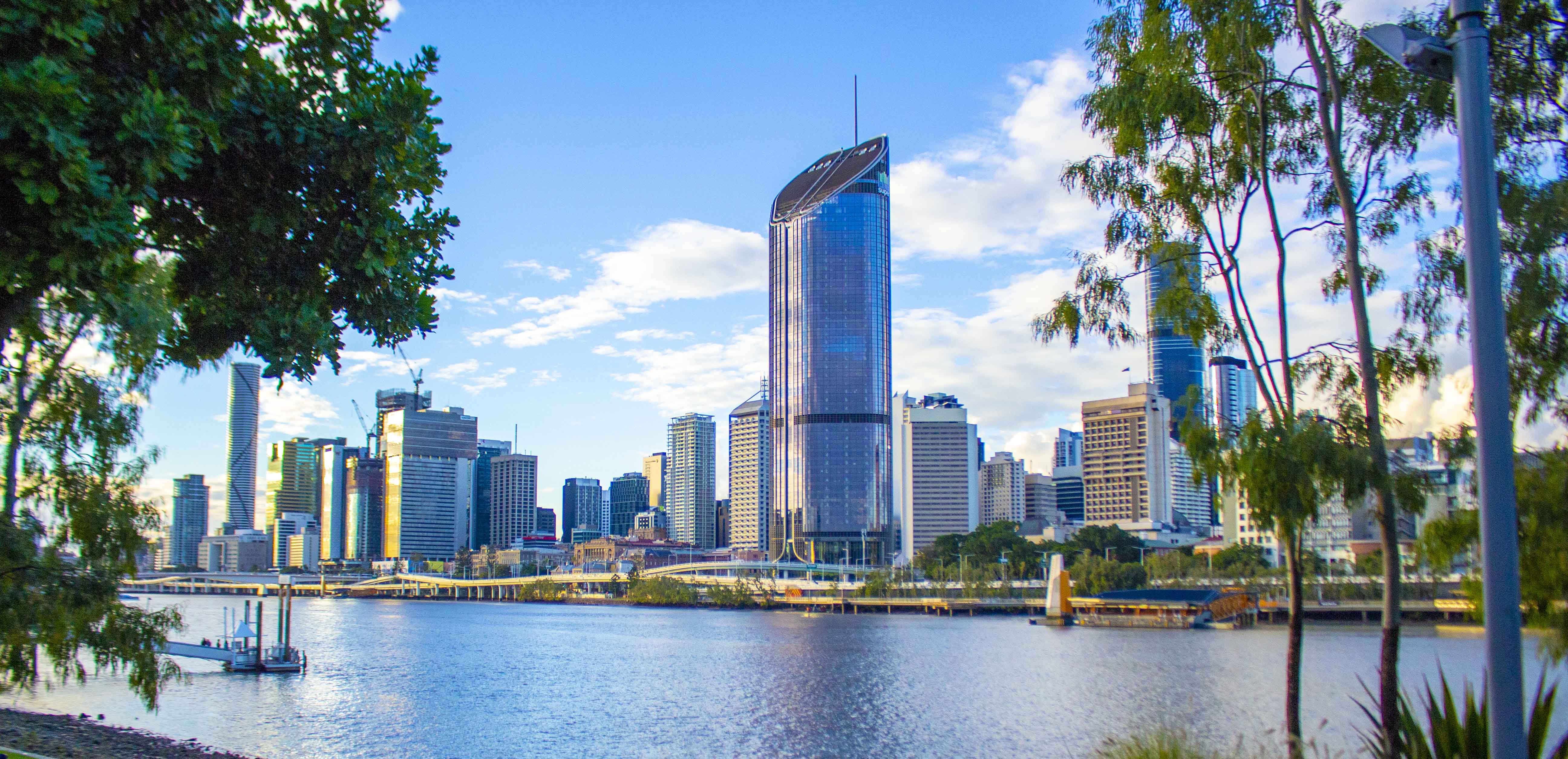 Horizonte urbano y puerta de entrada logística de Brisbane, Australia.