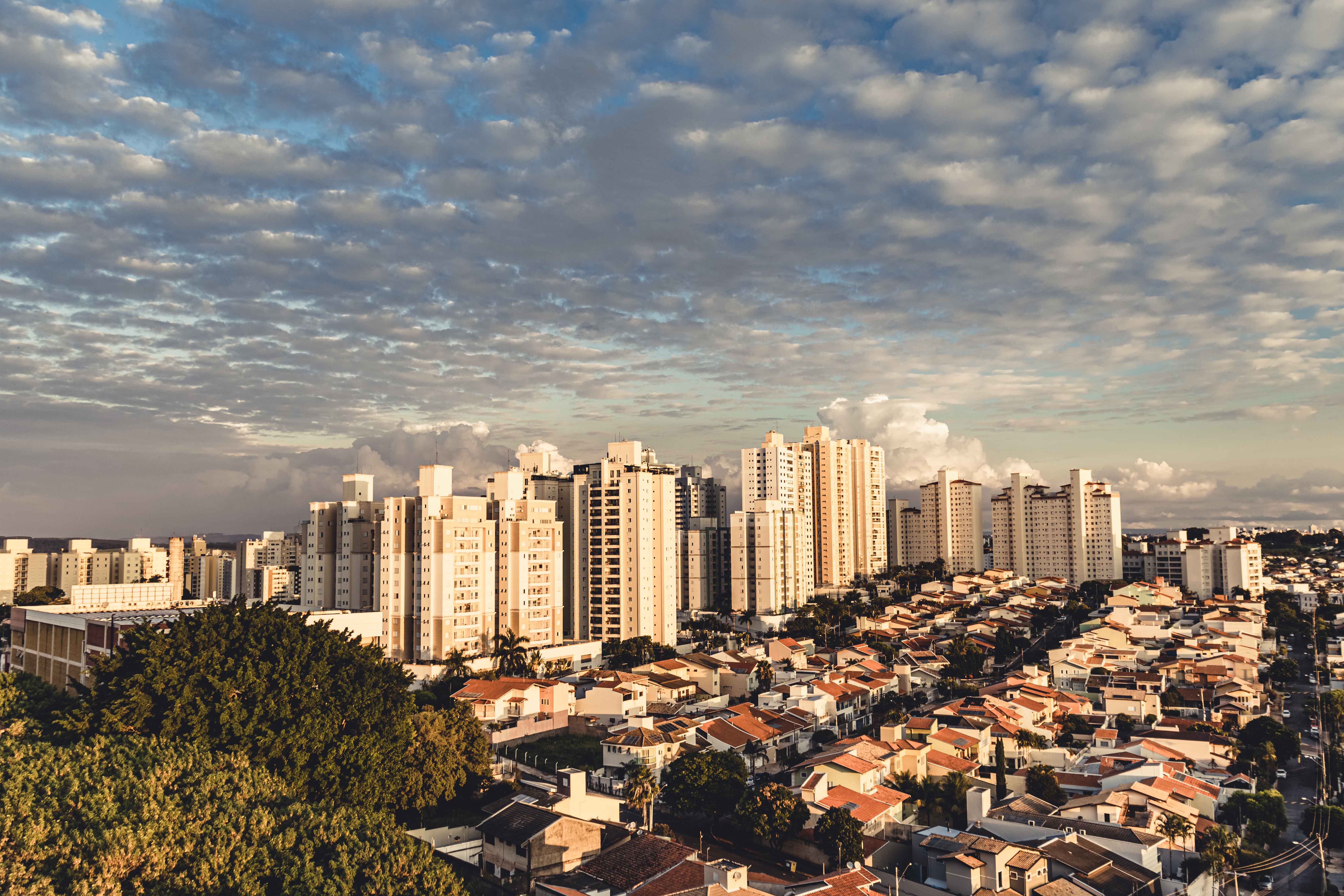 Szene aus dem Logistikbetrieb in Campinas, Brasilien, die Gütertransportausrüstung präsentiert und die lokale Expertise hervorhebt.