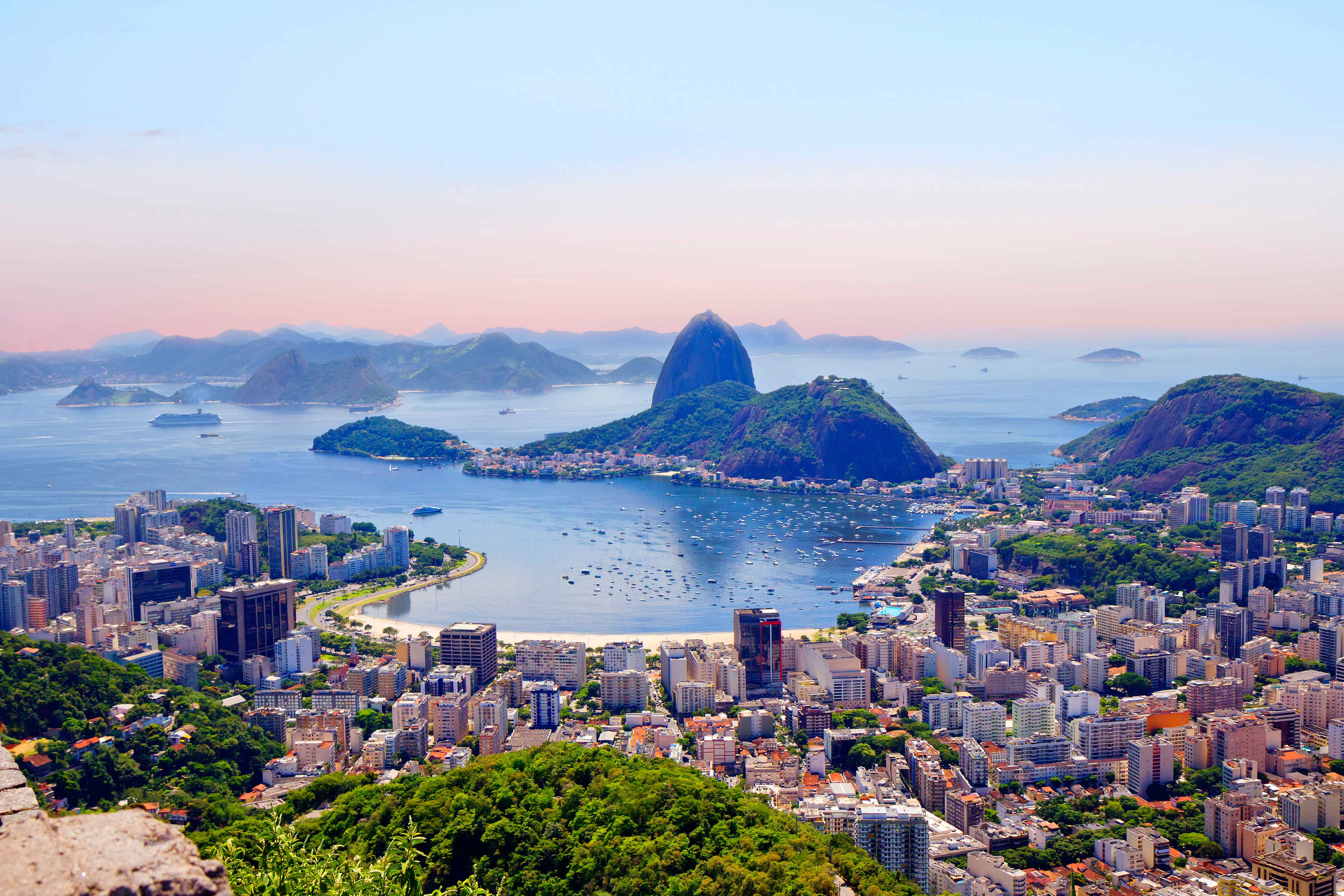 Horizonte urbano y puerta de entrada logística de Río de Janeiro, Brasil