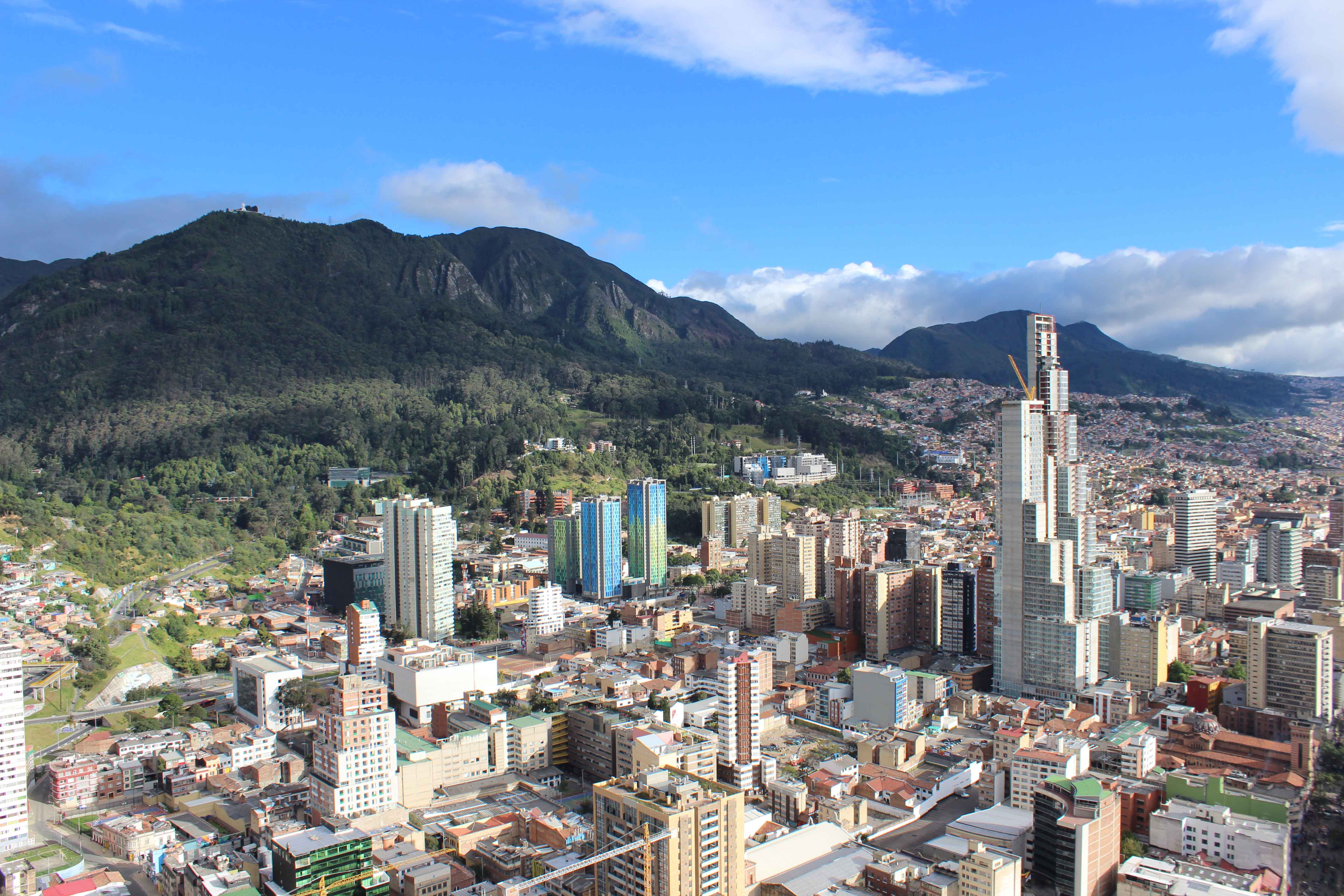 Bogotà, Colombia: skyline e snodo logistico