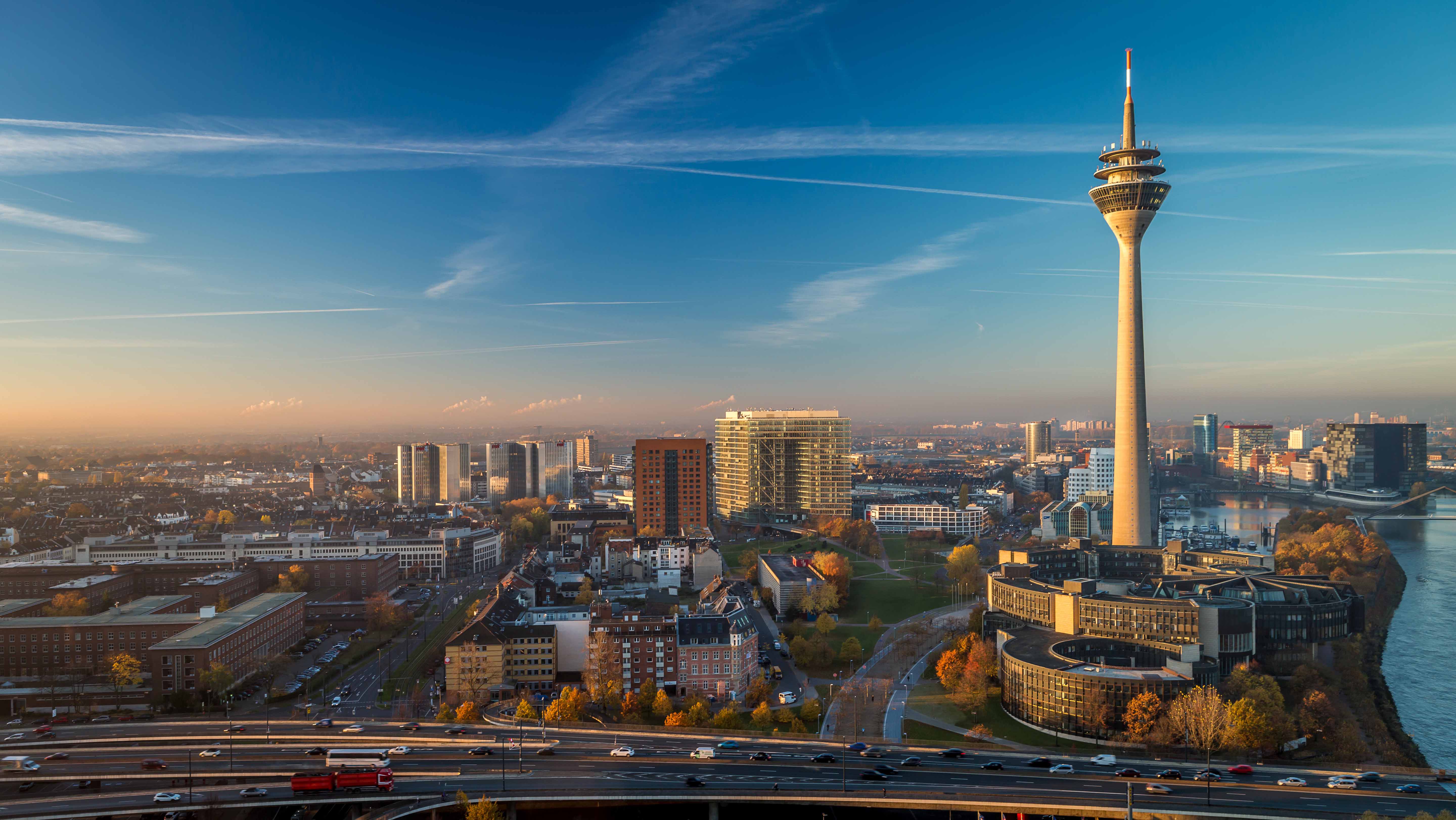 Düsseldorf, Deutschland: Skyline und Logistikdrehscheibe