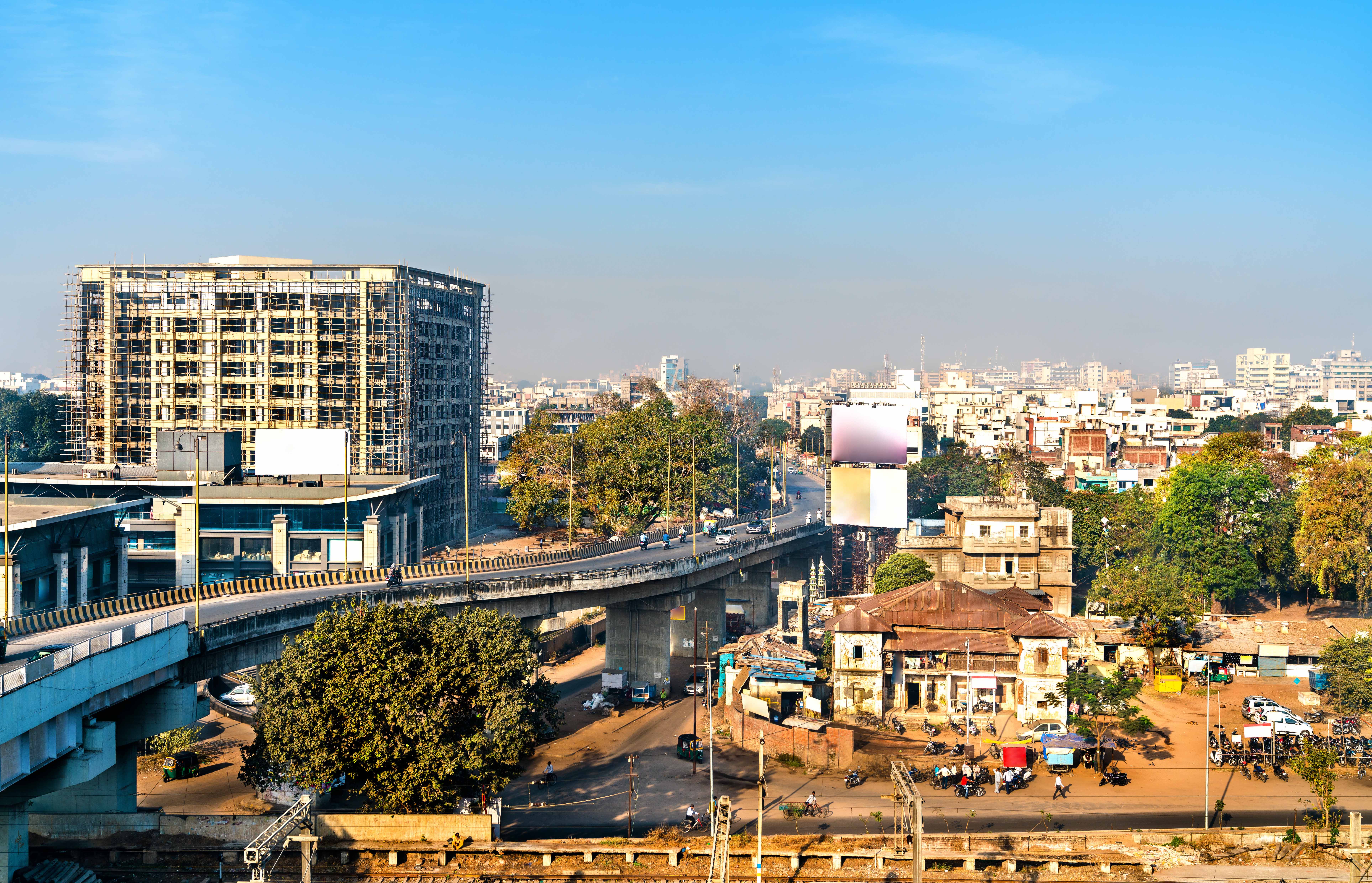 Vadodara, Indien: Skyline und Logistiktor