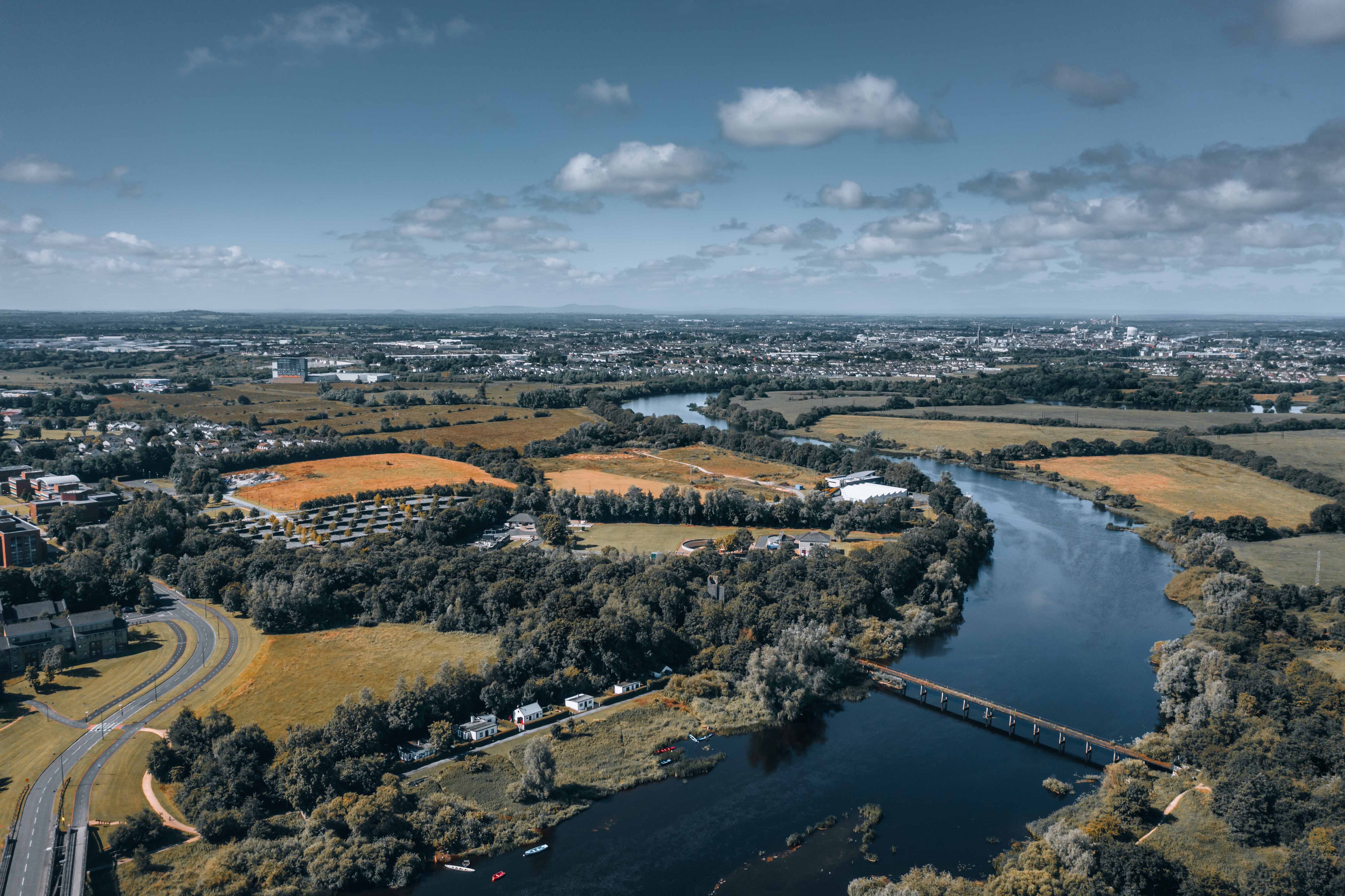 Vista aérea de Shannon, Irlanda, que muestra las operaciones logísticas y la infraestructura de transporte vitales para el transporte eficiente de mercancías.