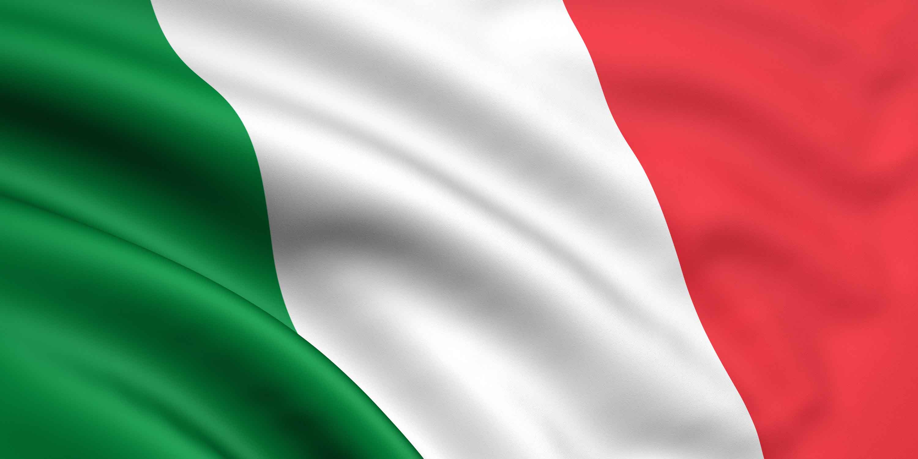 Roma, Italia: horizonte con bandera y puerta de entrada logística
