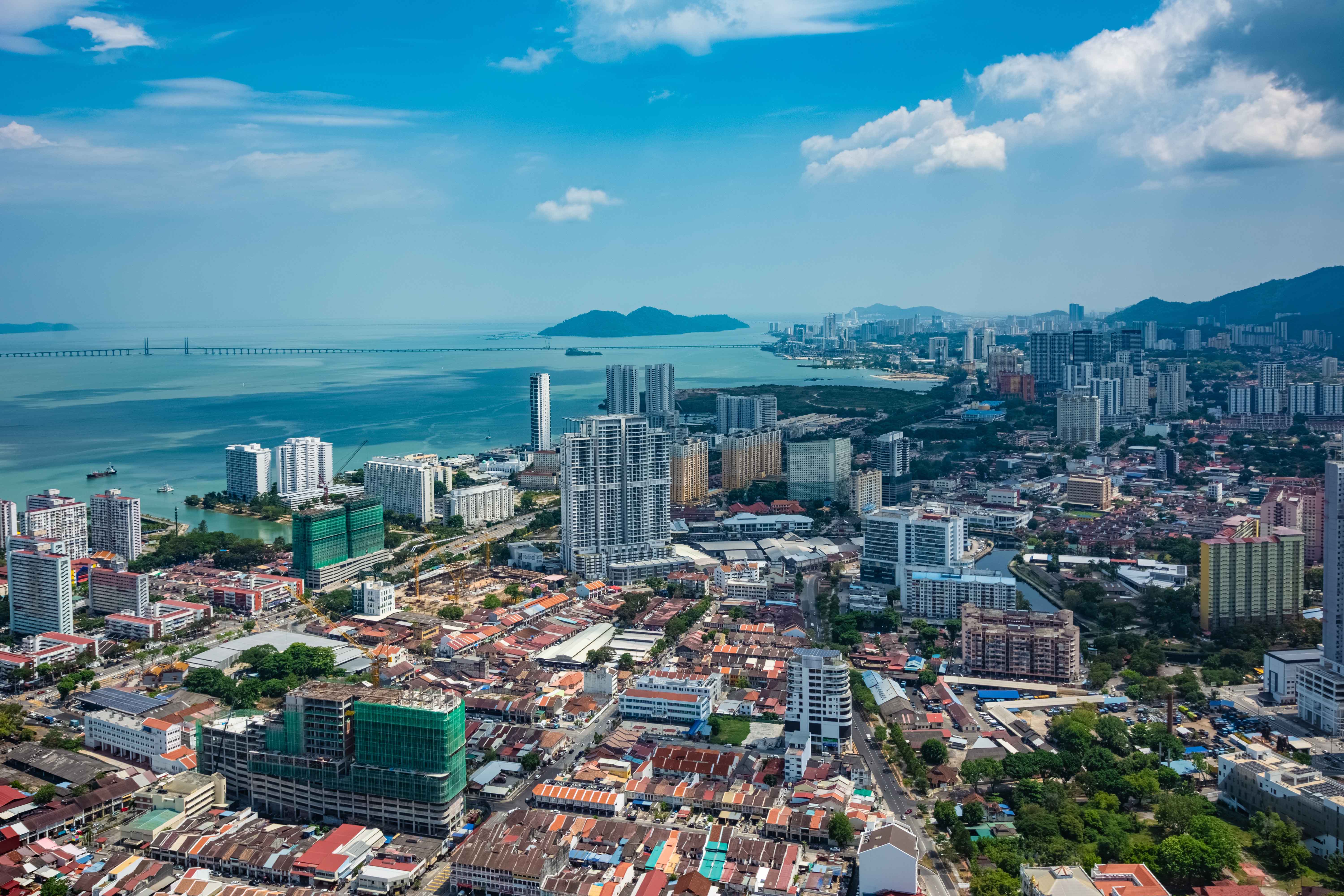Escena de operaciones logísticas que muestra equipos de transporte de mercancías en Penang, Malasia.