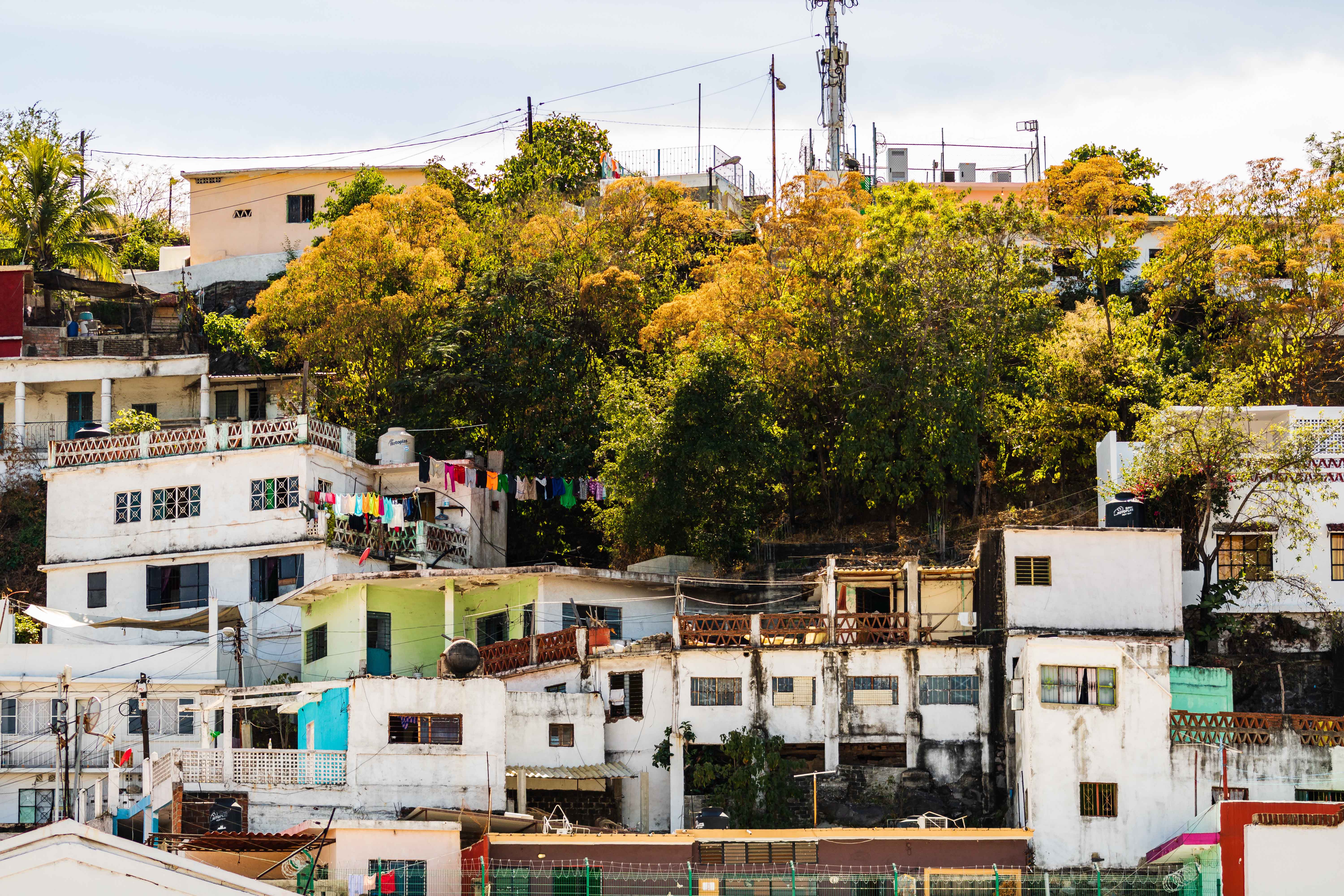 Skyline von Manzanillo, Mexiko und Logistikdrehscheibe