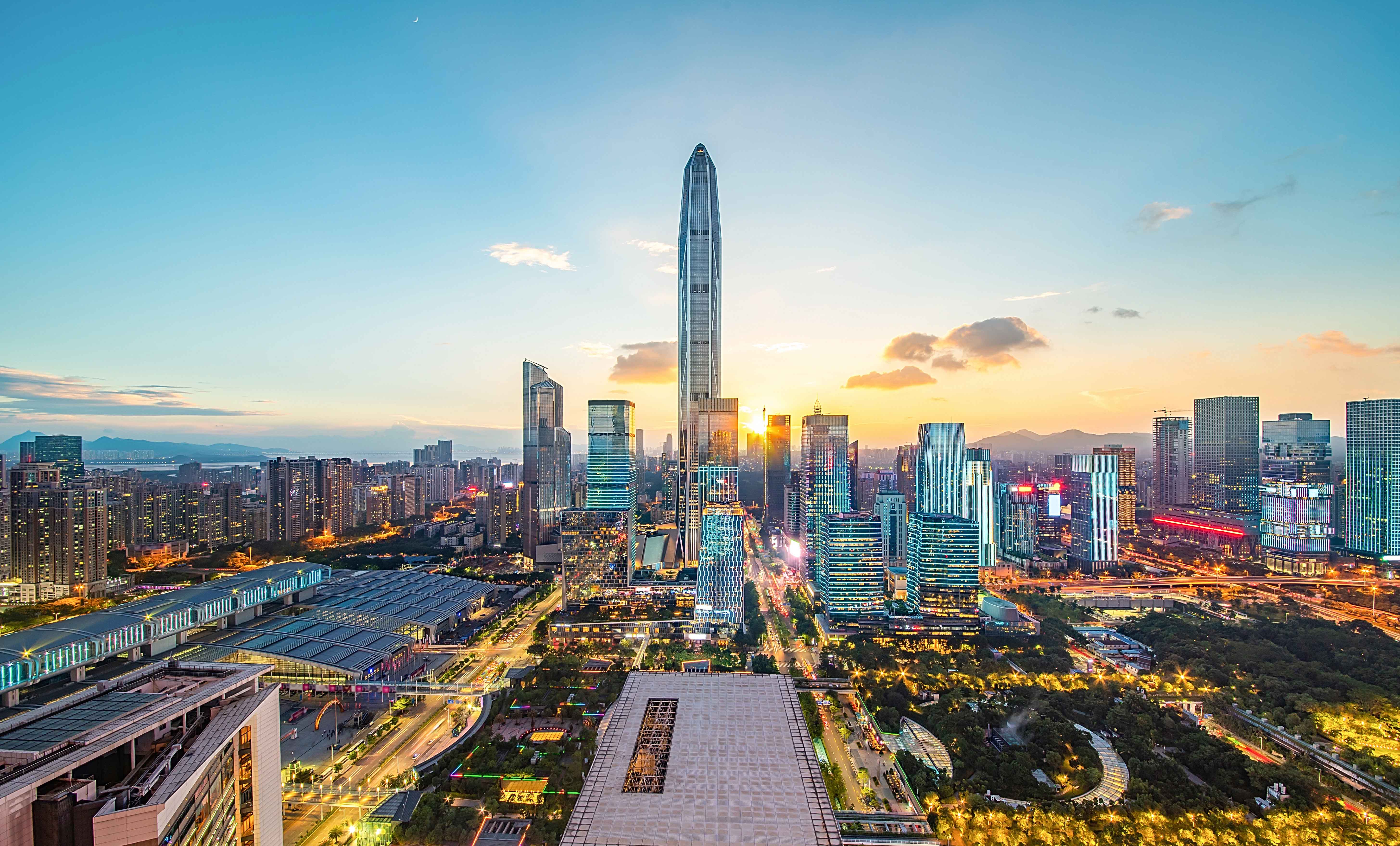 Shenzhen, República Popular China: horizonte urbano y puerta de entrada logística