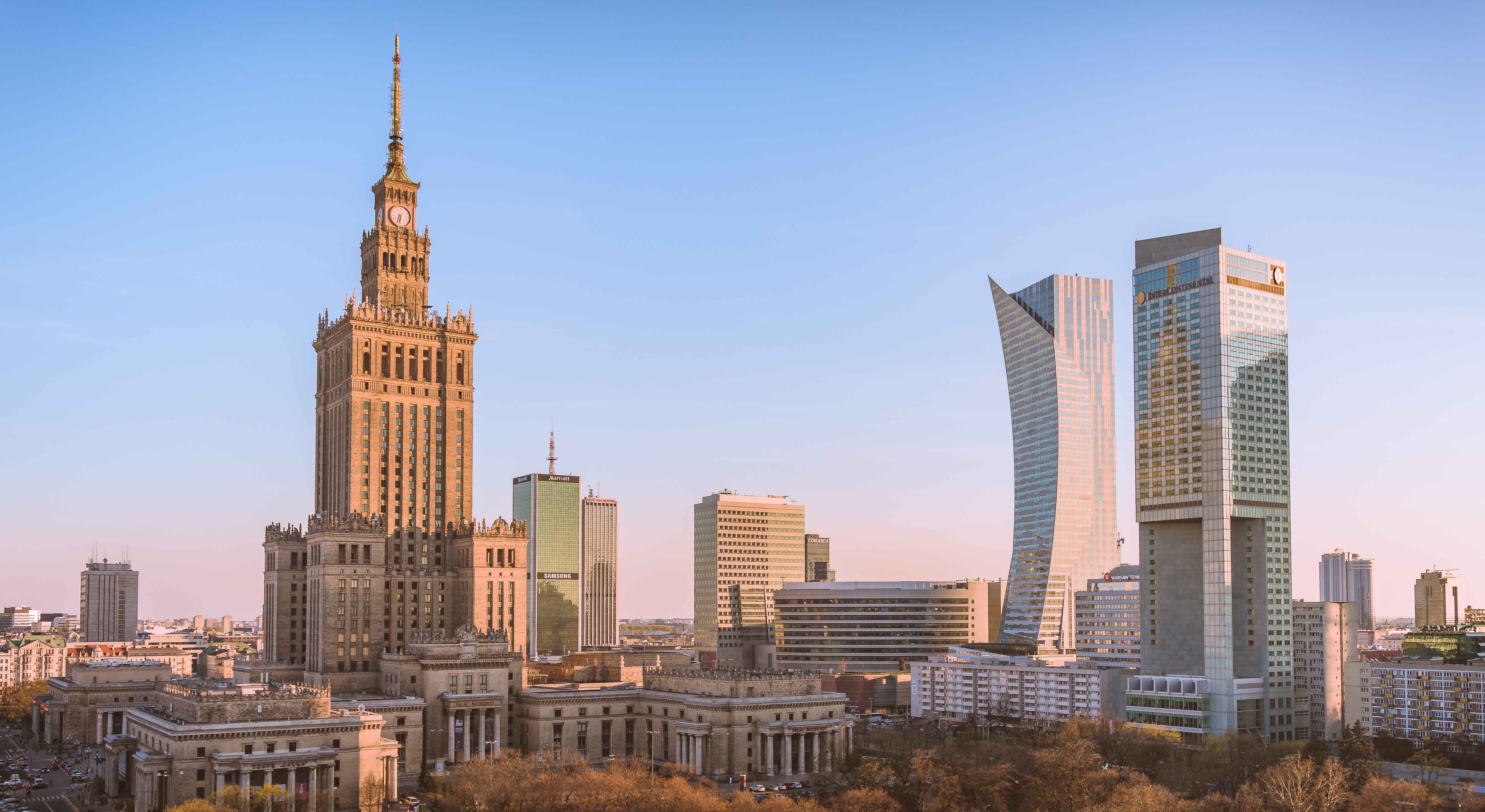 Varsovia, Polonia: horizonte urbano y puerta de entrada logística.