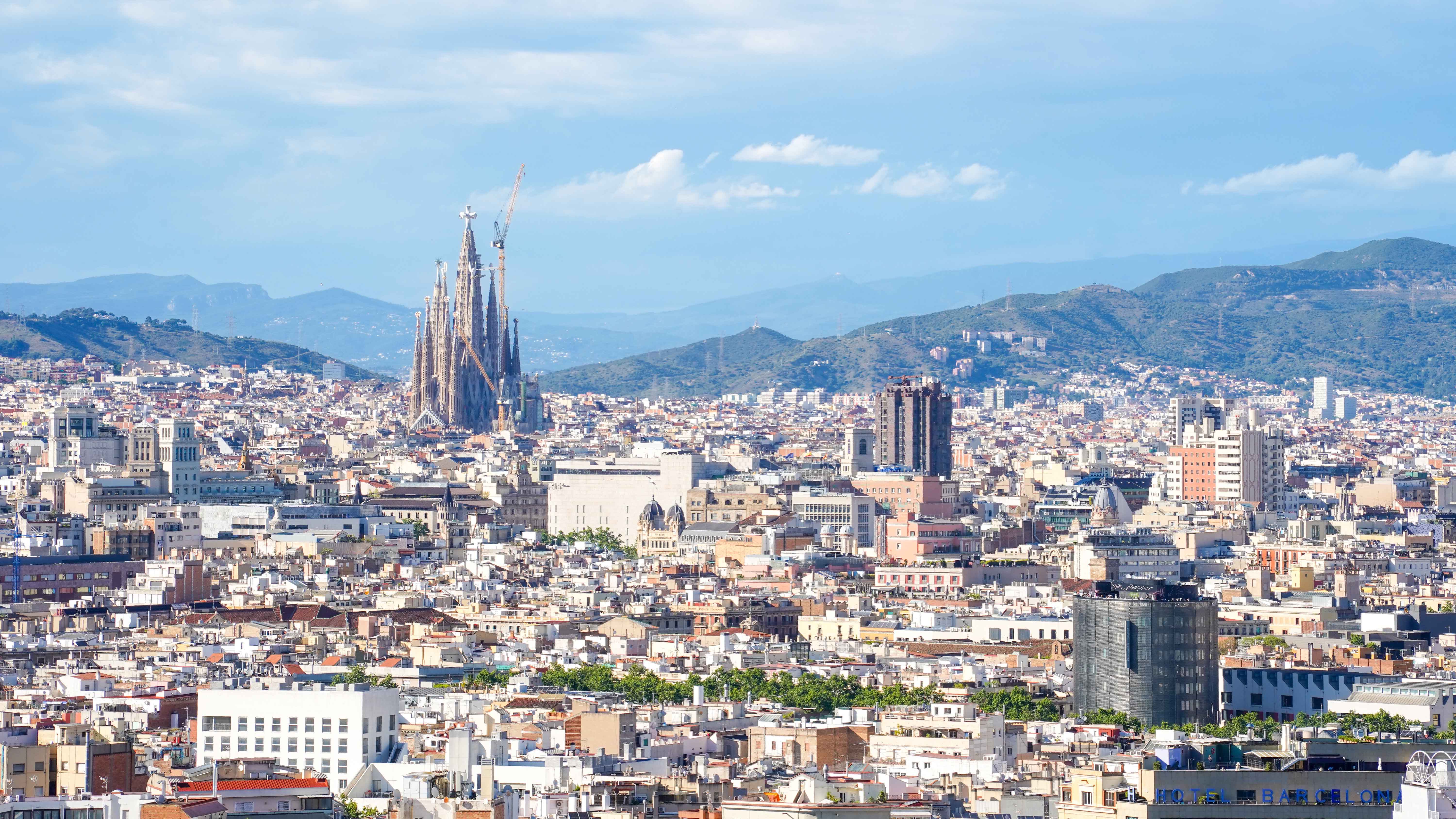 Barcelona, España: horizonte urbano y puerta de entrada logística.