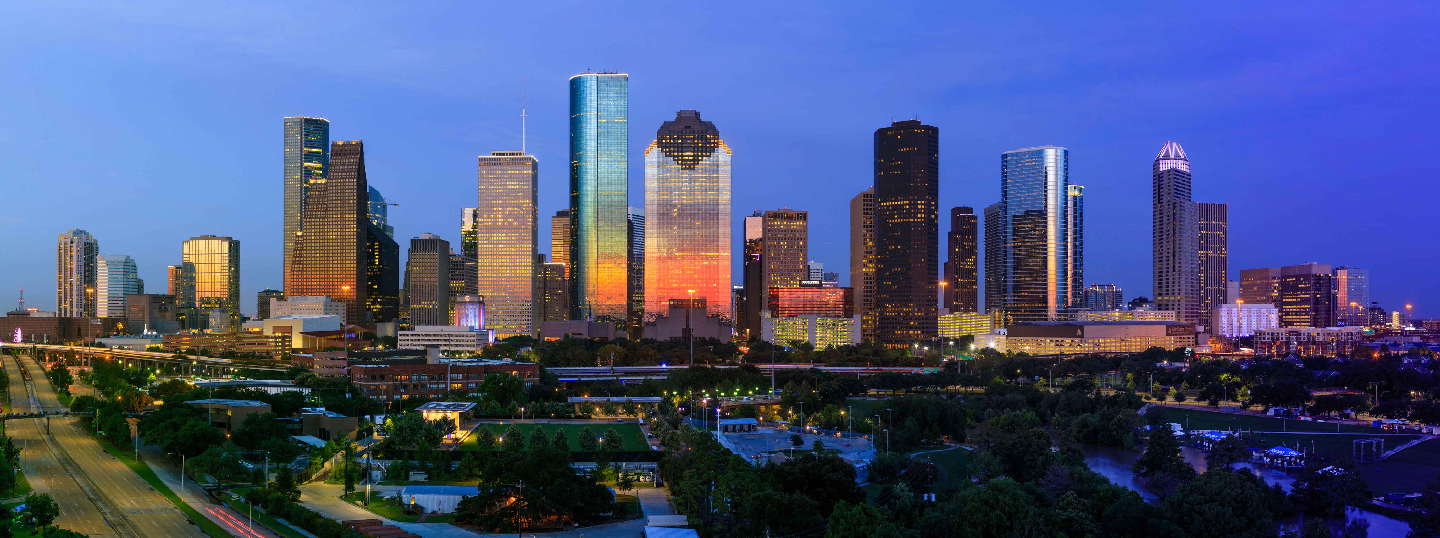 Hauptsitz Crane Worldwide Logistics in Houston, Texas, mit US-amerikanischen und texanischen Flaggen am Hauptbüro
