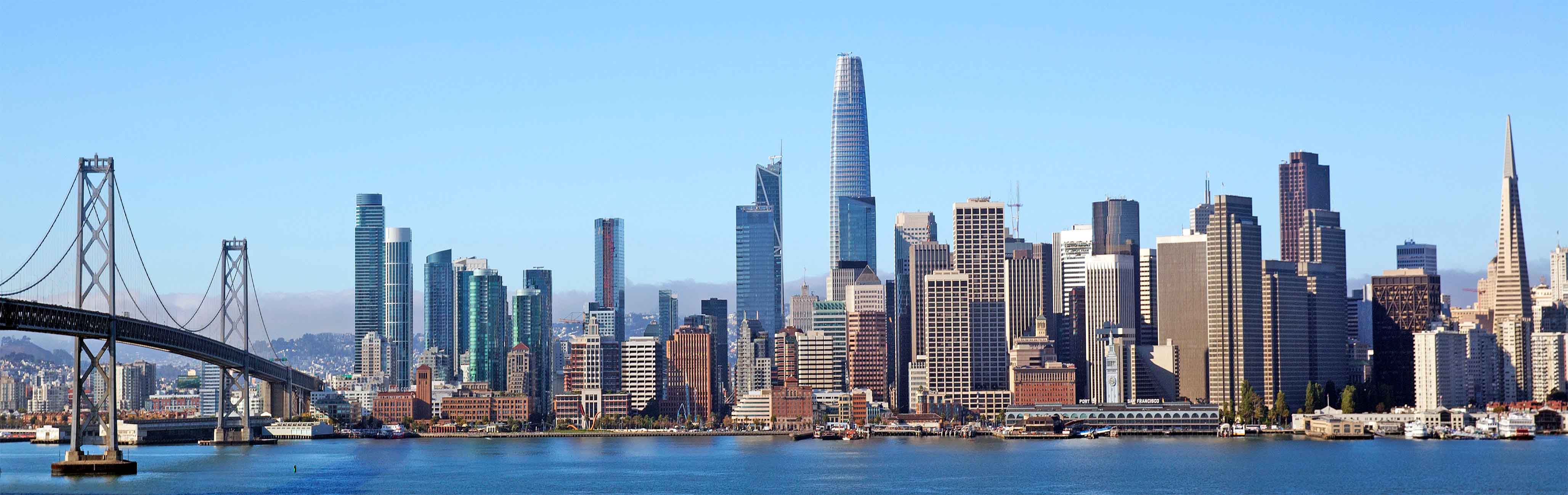 Szene aus dem Logistikbetrieb mit Gütertransportgeräten in San Francisco, die die pulsierende Skyline der Stadt zeigt.