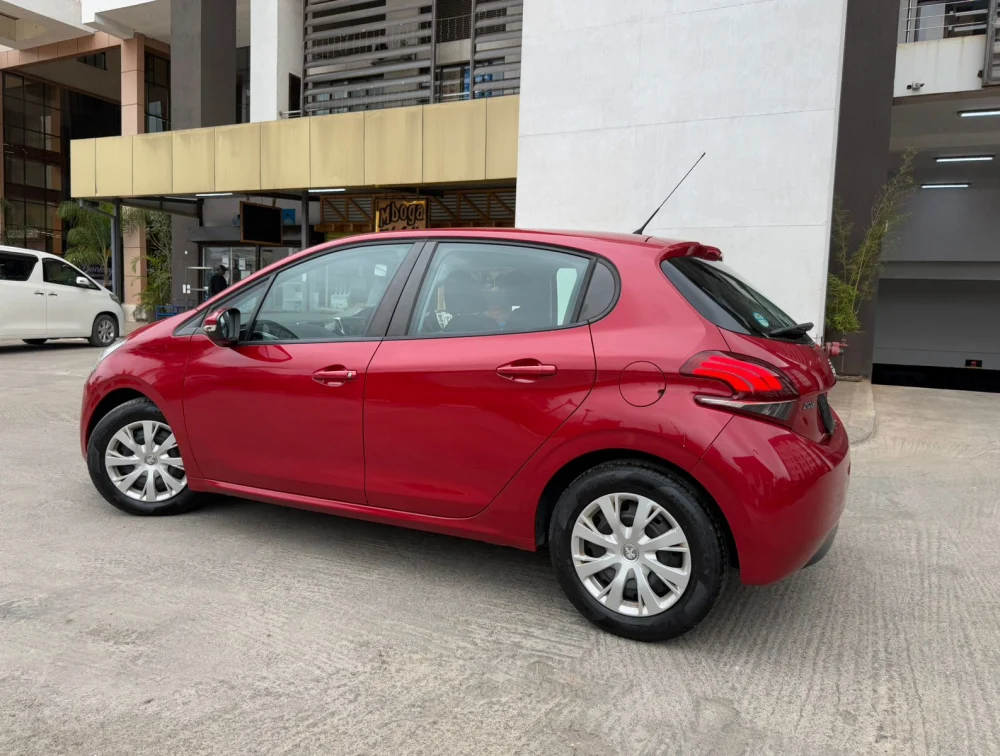 PEUGEOT 208 ALLURE MANUAL - PRG Motors Ltd