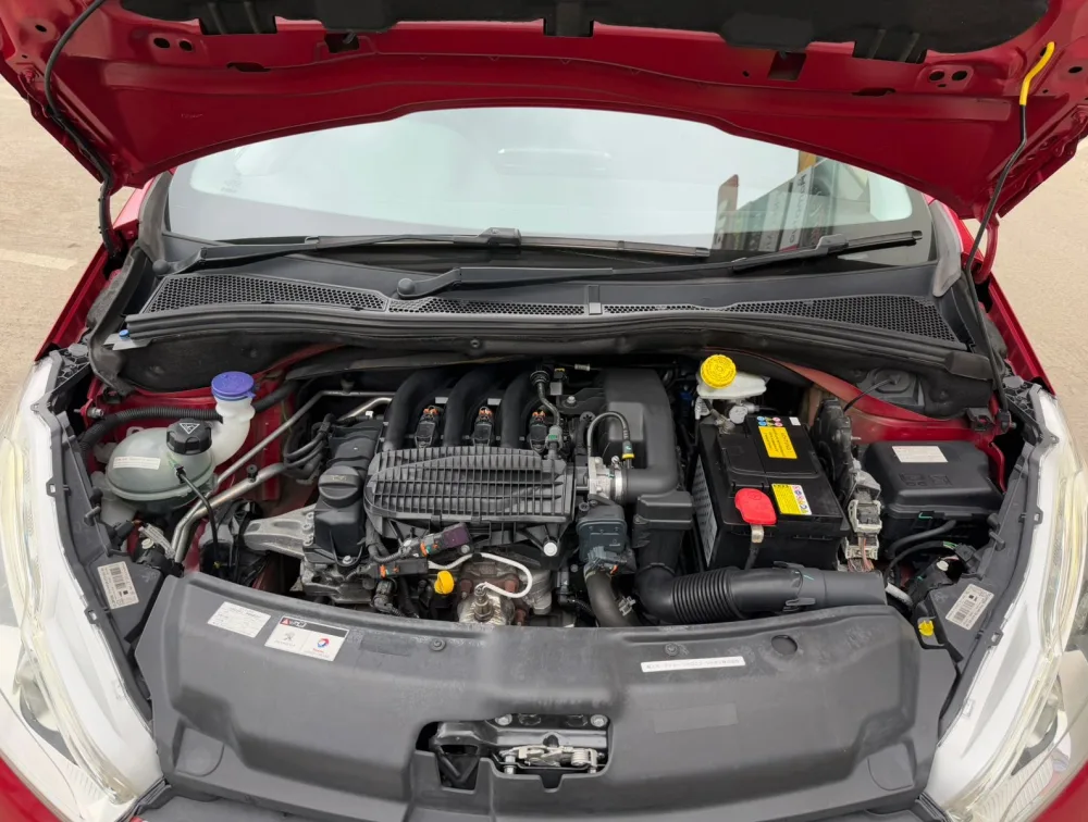 PEUGEOT 208 ALLURE MANUAL - PRG Motors Ltd