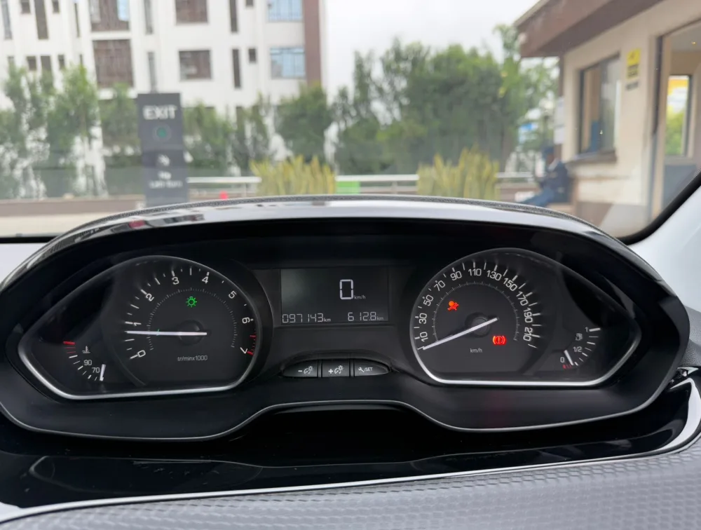PEUGEOT 208 ALLURE MANUAL - PRG Motors Ltd