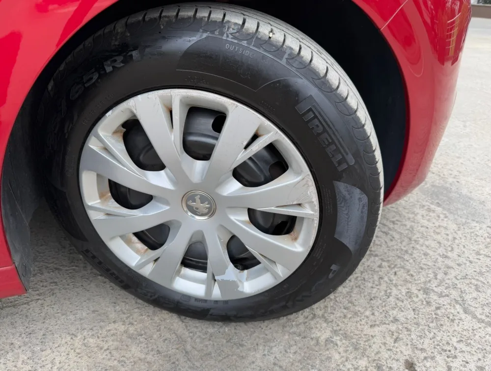 PEUGEOT 208 ALLURE MANUAL - PRG Motors Ltd