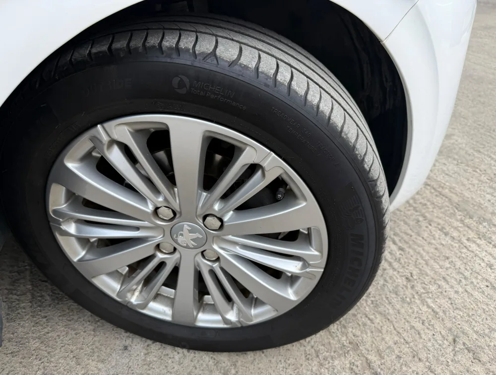 PEUGEOT 208 ALLURE - PRG Motors Ltd