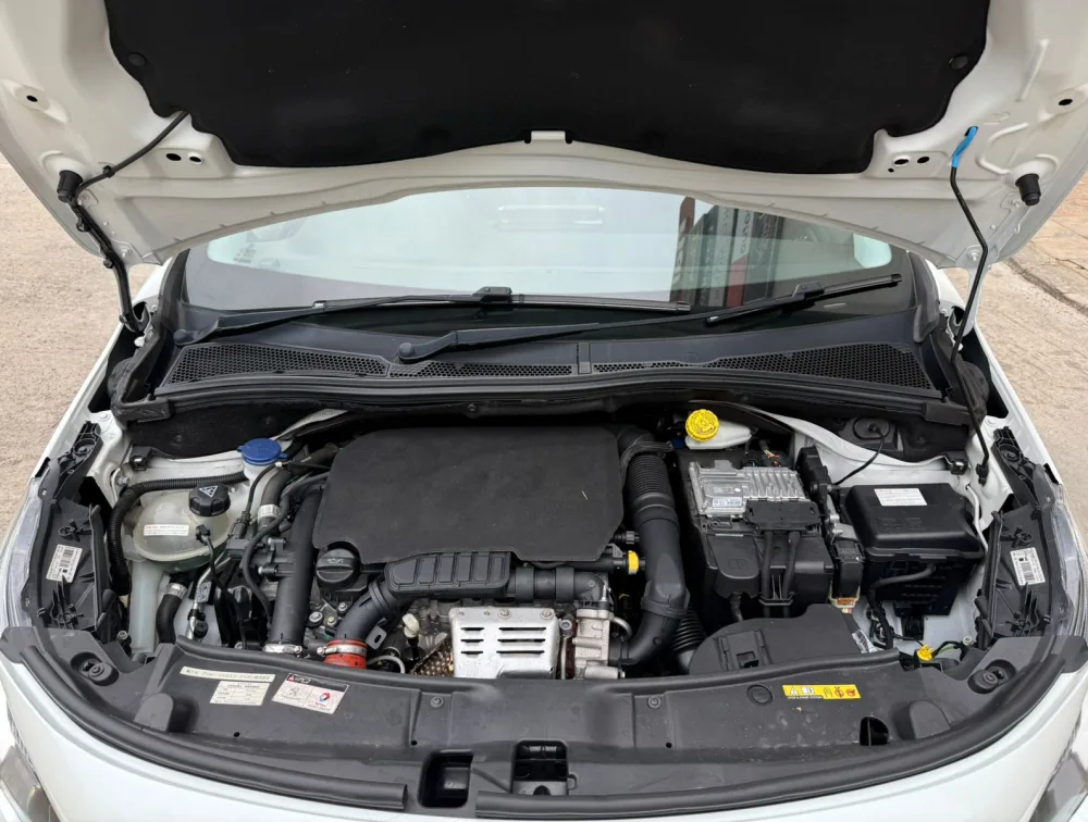 PEUGEOT 2008 CROSSCITY MOONROOF - PRG Motors Ltd