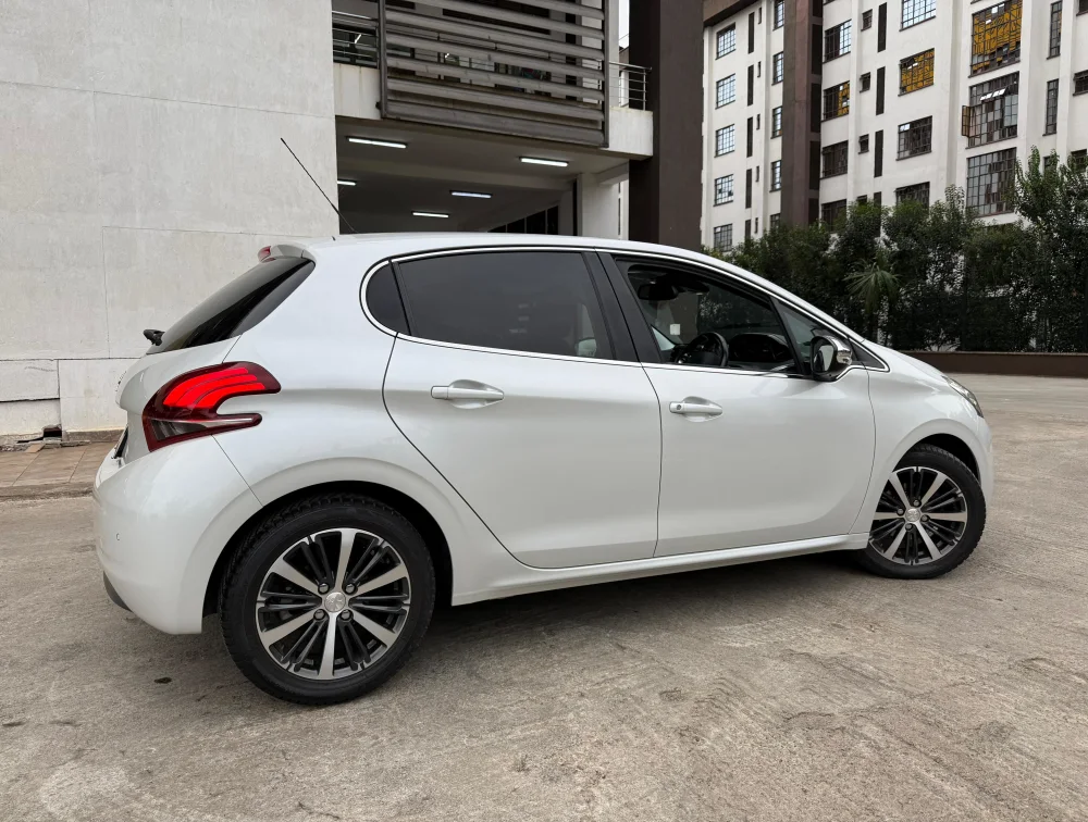 PEUGEOT 208 TECH EDITION LEATHER SEATS - PRG Motors Ltd